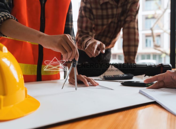 мужчина указывает работнику где чертить в проекте