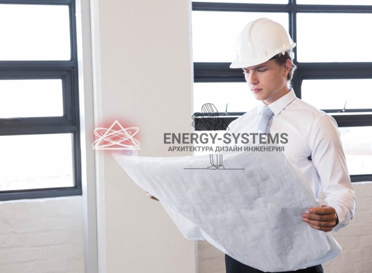 инженер на объекте смотрит проект