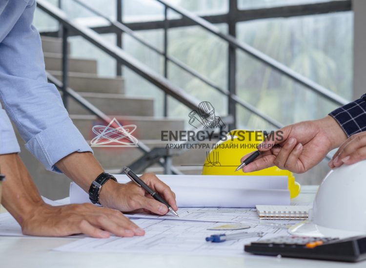 несколько мужчин работают над проектом