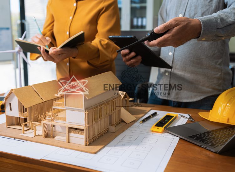 Команда архитекторов обсуждает проект для нового здания