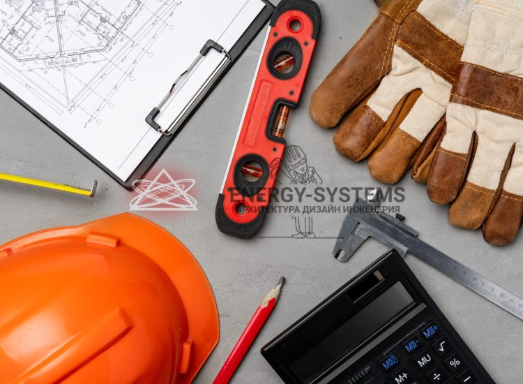 проект уровень перчатки калькулятор и каска на столе