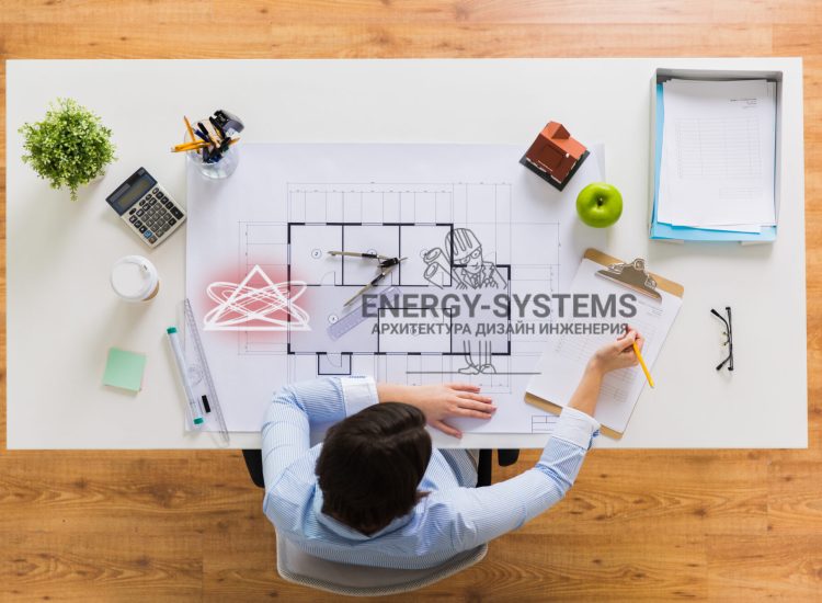 женщина за столом делает заметки о проекте