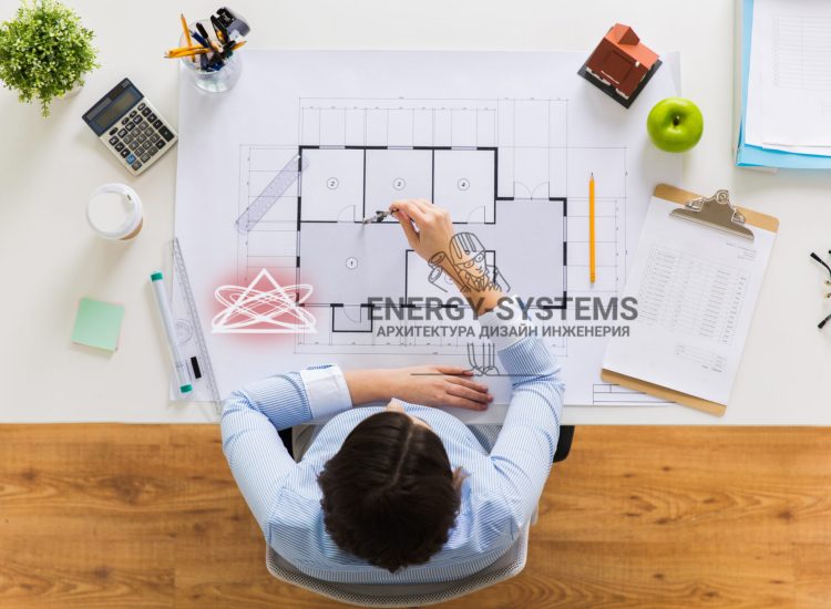 мужчина чертит проект вид сверху