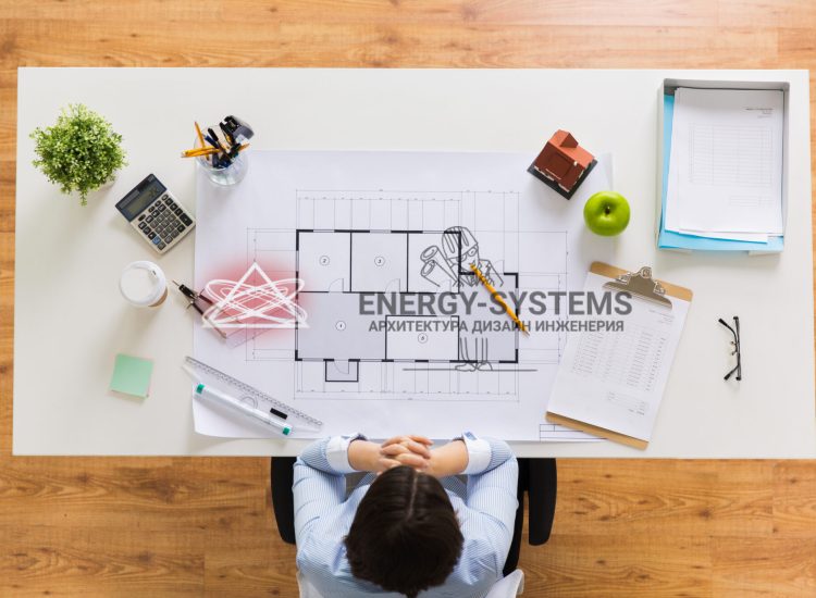 женщина сидит за проектом