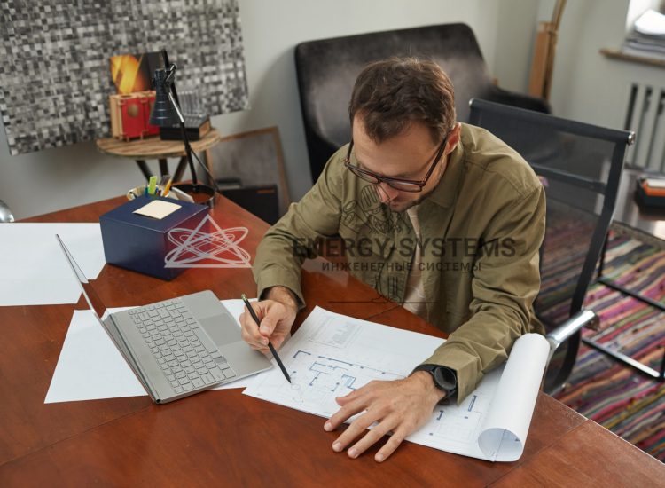 Архитектор анализирует проект инженерных систем на чертежах