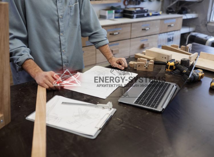 мужчина изучает чертежи на столе