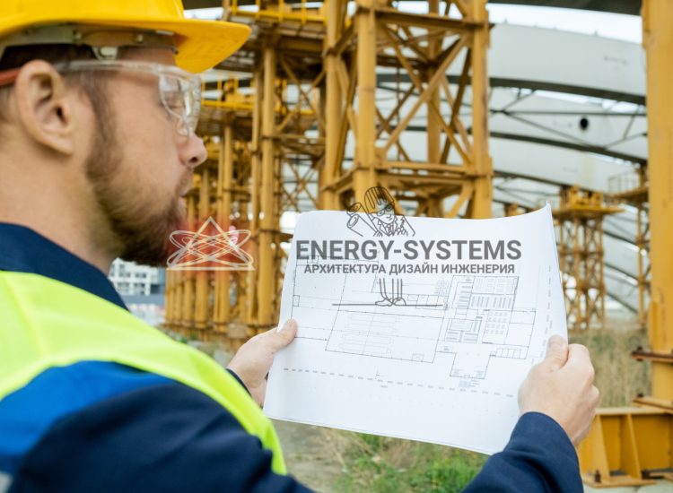 рабочий изучает проект на стройплощадке