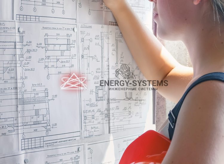 женщина работает над проектом