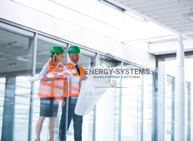 Архитекторы обсуждают проект эффективных инженерных систем