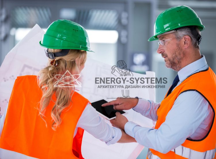 мужчина показывает планшет женщине смотрящей в проект