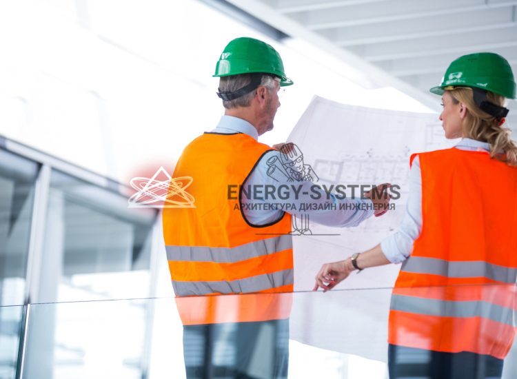 двое людей в касках рассматривают проект