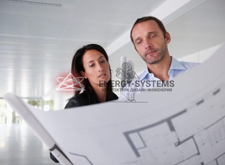 мужчина и женщина рассматривают проект