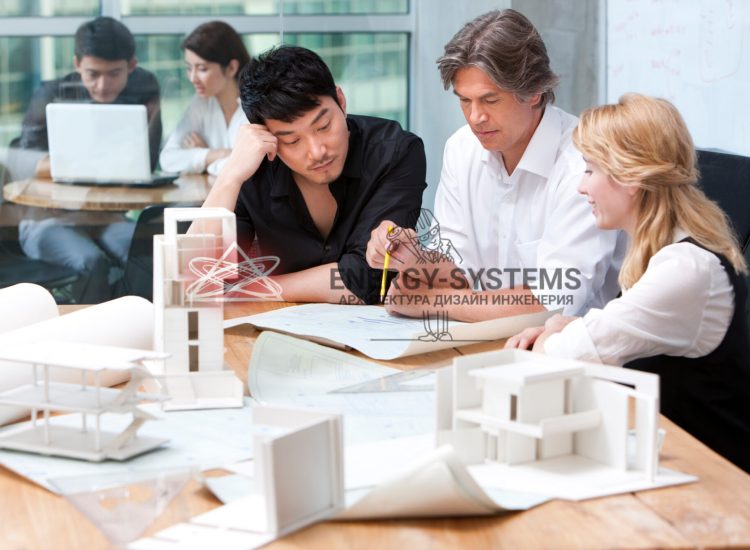 инженер и заказчики разбирают проектную документацию