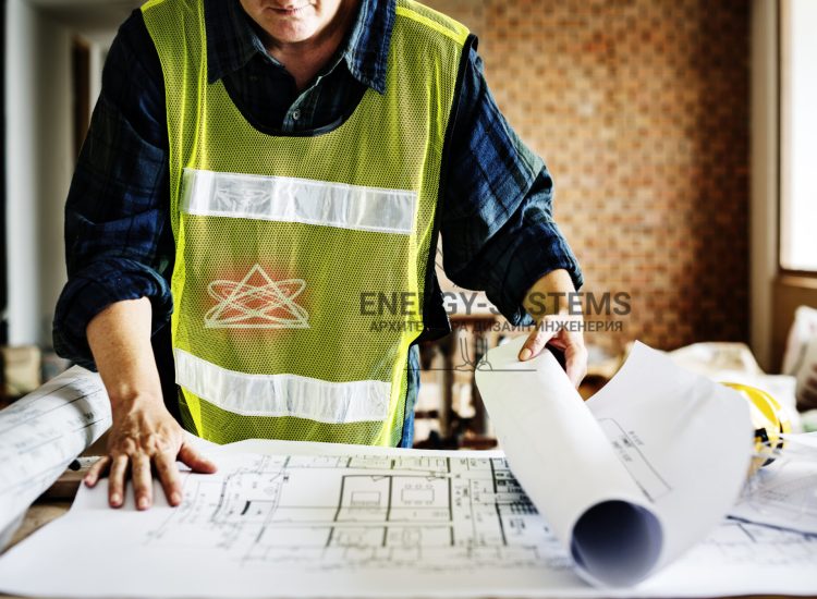 работник в желтой жилетке разворачивает проект