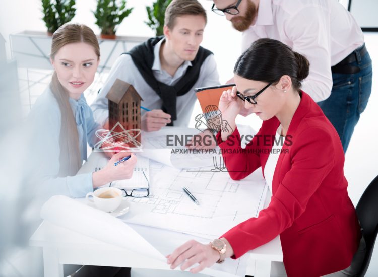 коллеги обсуждают проект за столом