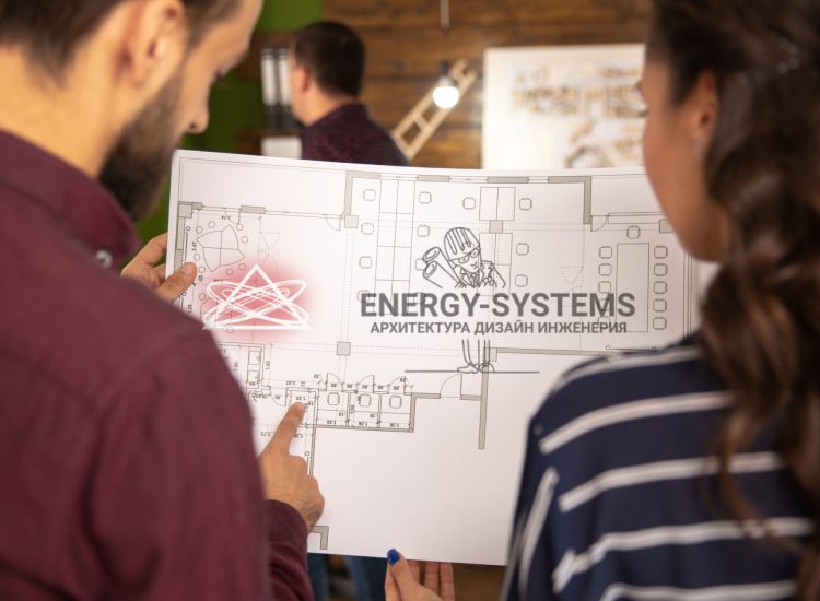 мужчина и женщина держат проект в руках