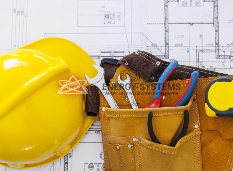на проекте лежат каска и сумка с инструментами