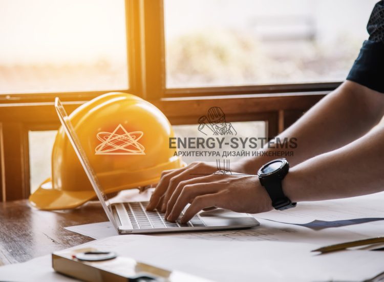 мужчина вносит данные о проекте в ноутбук