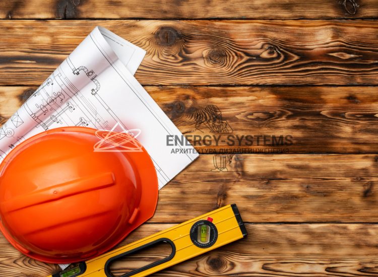 проект на деревянном столе с каской и уровнем