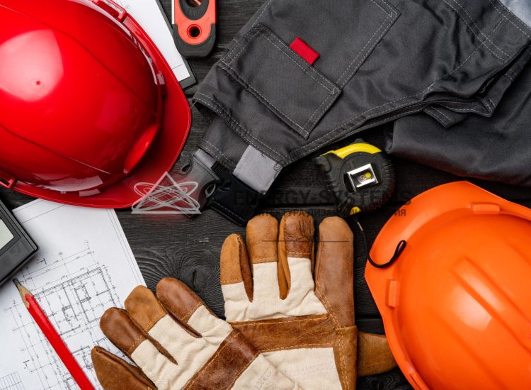 каски форма проект и перчатки лежат на столе