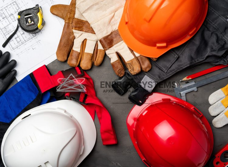 униформа строителя и проект на столе