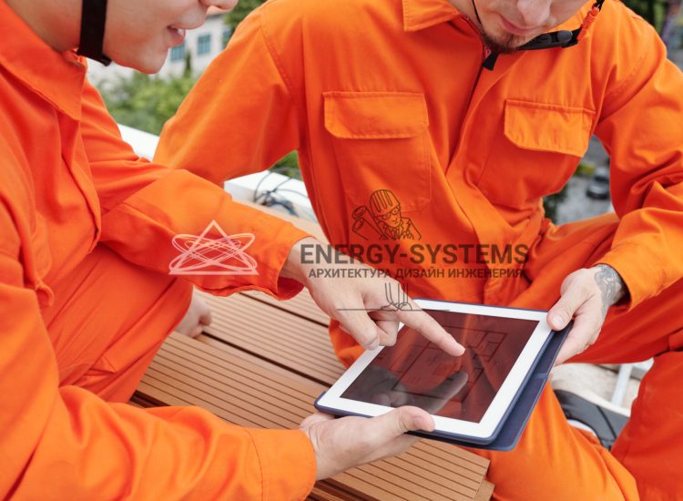 работники обсуждают проект на планшете