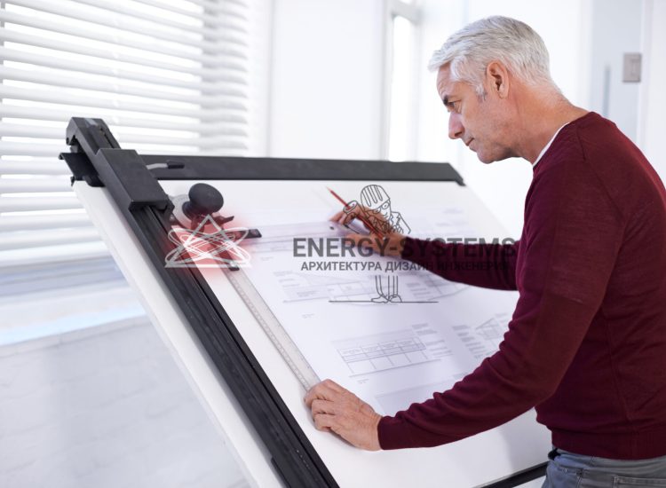 мужчина работает над проектом на чертежной доске