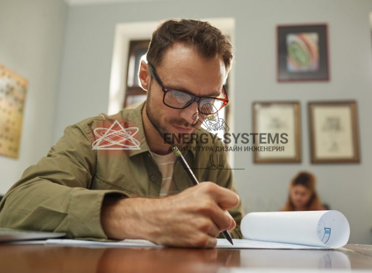 мужчина работает над проектом