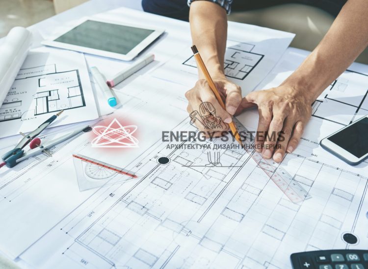 человек чертит по линейку проект