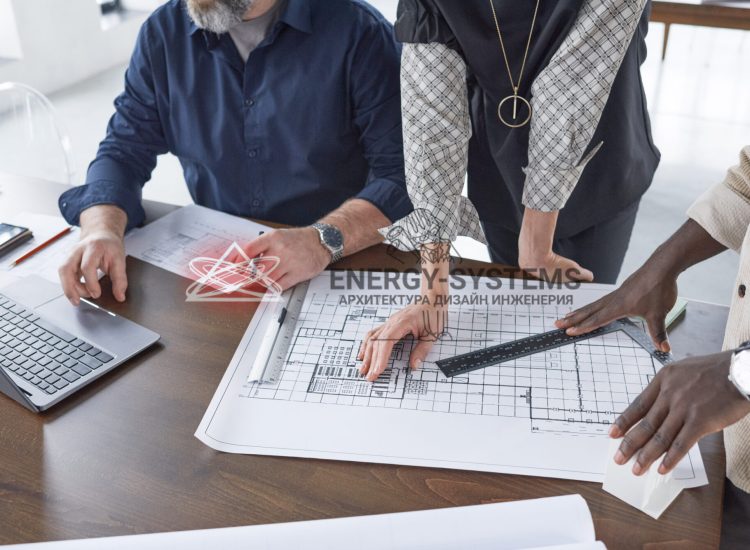 трое человек работают над проектом в кабинете