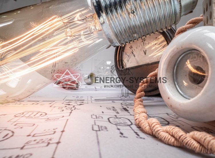 чертежи проекта и оборудование на столе