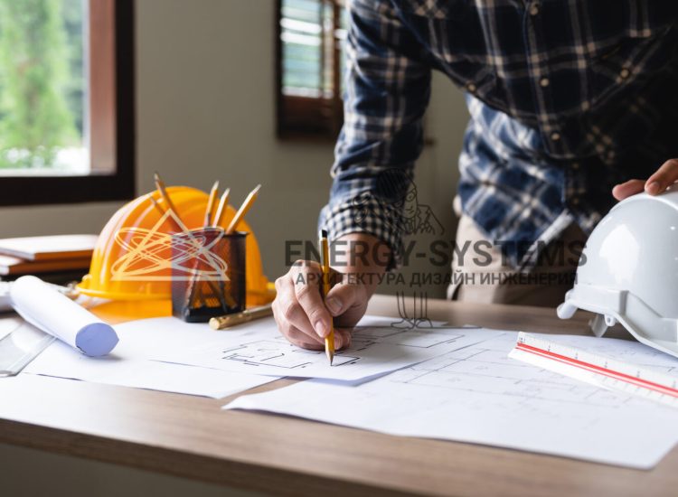 инженер за столом вносит корректировки в проект