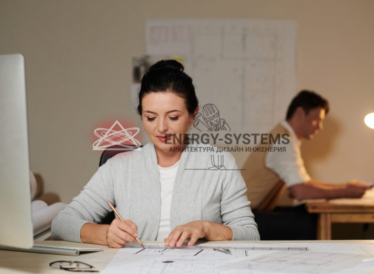 женщина инженер работает над проектом