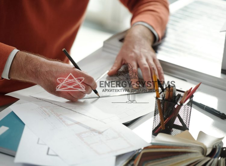 мужчина за столом чертит под линейку в проекте