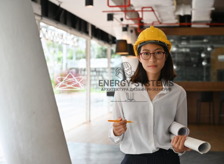 девушка в каске и двумя проектами в рулоне