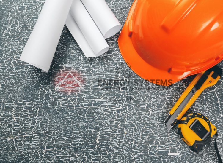 свернутые проекты с каской канцелярским ножом и рулеткой на столе