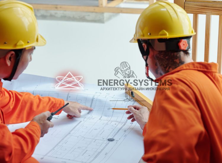 мужчины в касках и оранжевой робе обсуждают проект