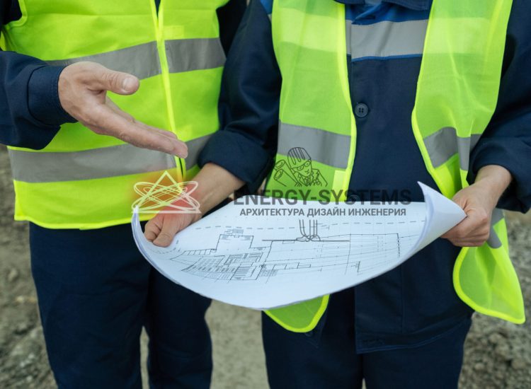 мужчины изучают проектную документацию