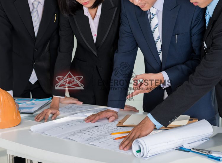 четверо людей в классической одежде рассматривают проект