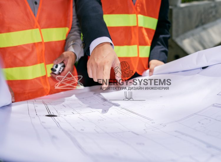 двое рабочих обсуждают проект в жилетках