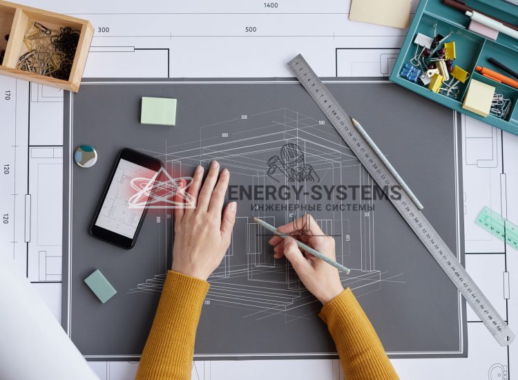 Женщина проектирует инженерные системы для нового проекта
