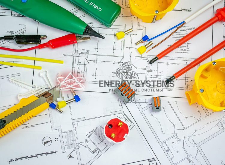 чертежи проекта и электроинструмент на столе