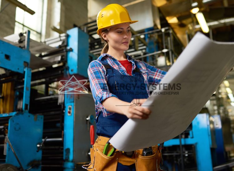 женщина в каске изучает проект на работе