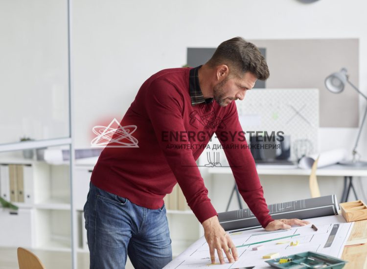 мужчина стоит и рассматривает проект