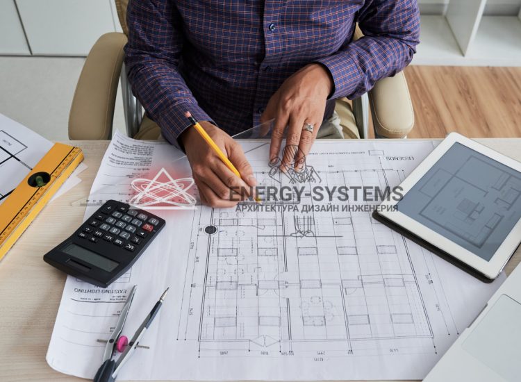 мужчина чертит под линейку в проекте