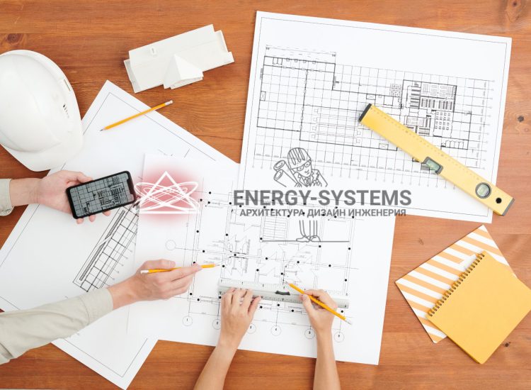 двое людей обсуждают проектную работу за столом