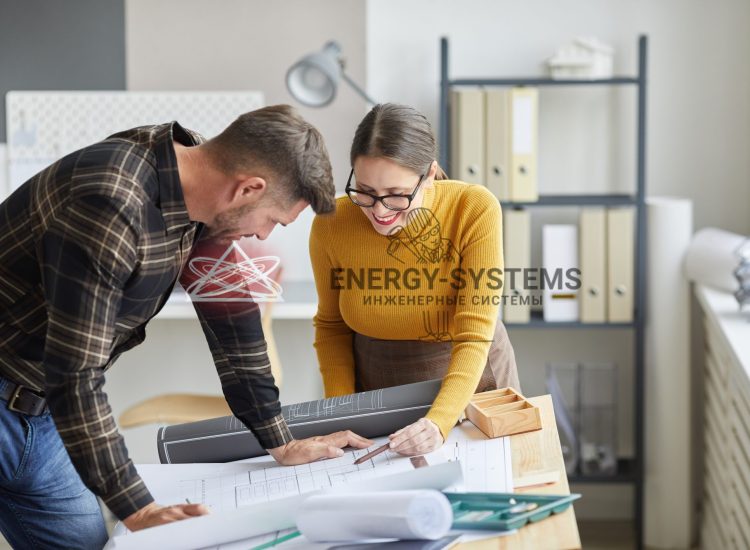 мужчина и женщина обсуждают проект за столом