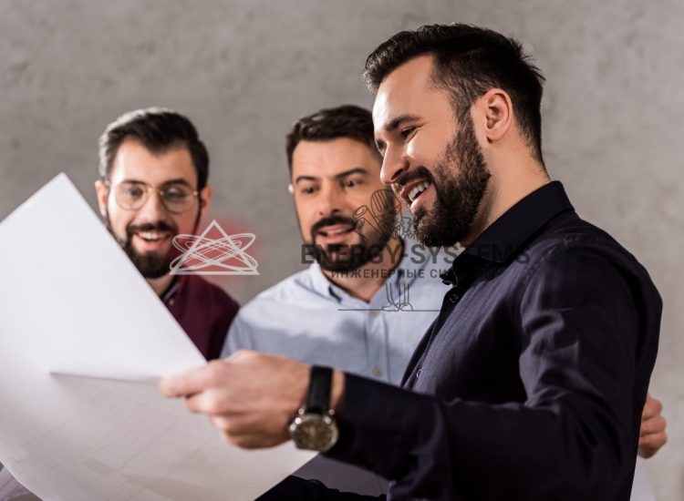 Уверенные архитекторы обсуждают проект инженерных систем