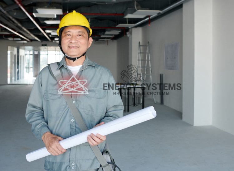 Улыбающийся строитель с проектом на чертеже