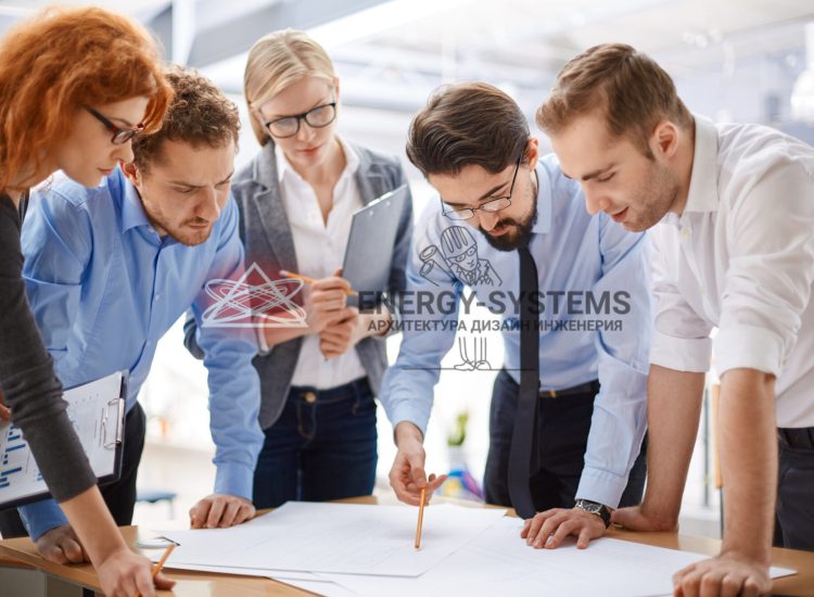 группа сотрудников осматривают проектную документацию в помещении